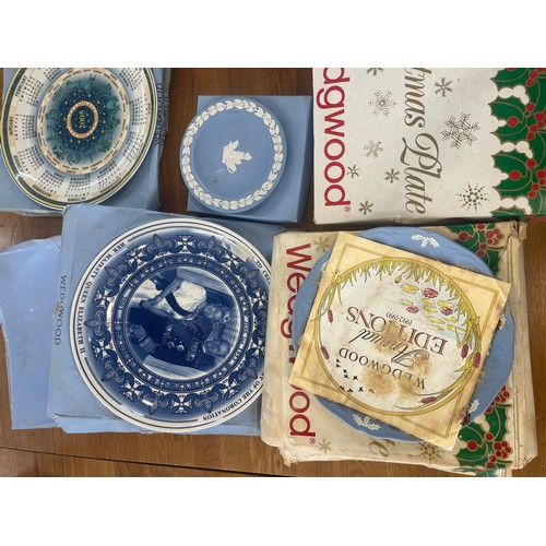 186 - Selection of assorted Wedgwood plates to include calendar, Christmas theme etc