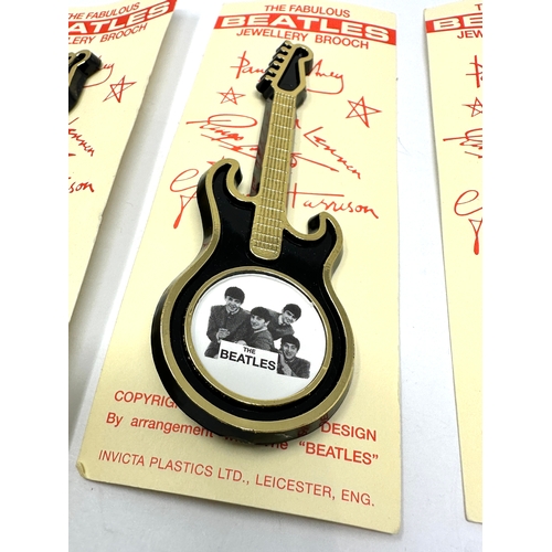 424 - set of 5 The Beatles The Fabulous Beatles Jewellery guitar Brooch still on original paper sleeve