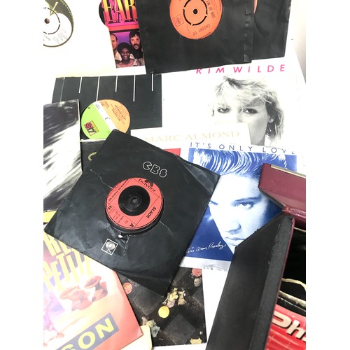 151 - Selection of 45's to include John Lennon, Queen etc