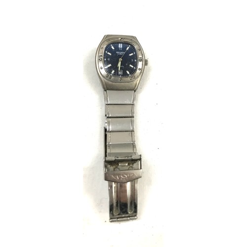 561 - Selection of ladies and gents wrist watches to include swatch watch in working order new battery jus... 