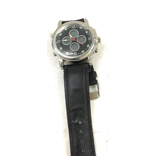 561 - Selection of ladies and gents wrist watches to include swatch watch in working order new battery jus... 