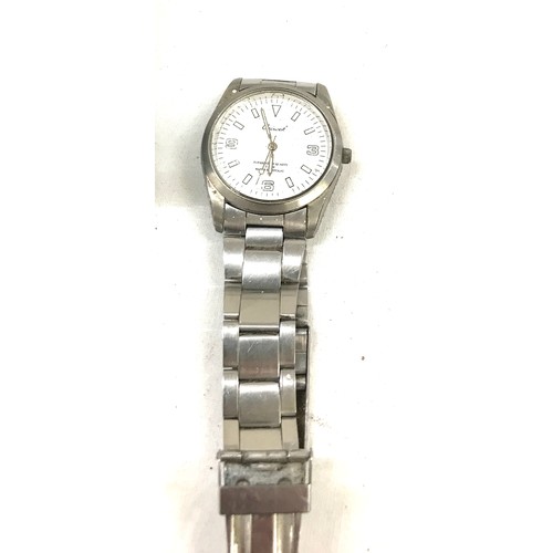 561 - Selection of ladies and gents wrist watches to include swatch watch in working order new battery jus... 