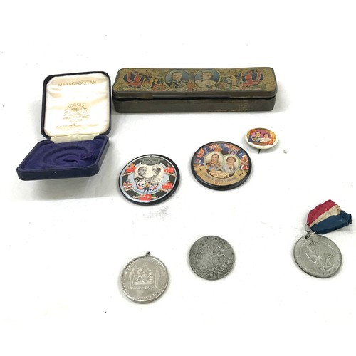 568 - Selection of vintage Royal commerative items to include medals, badges, tin etc