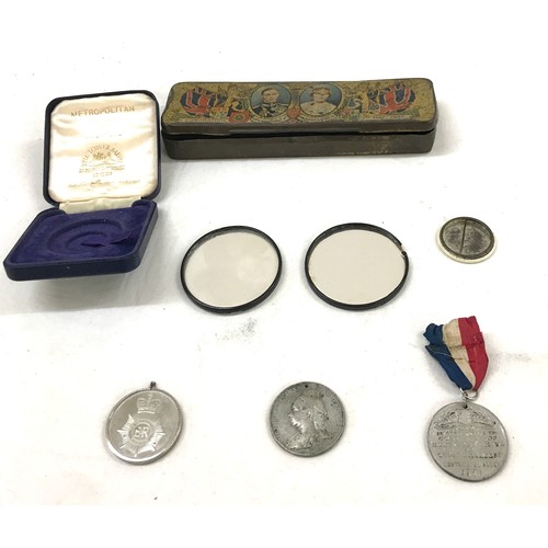 568 - Selection of vintage Royal commerative items to include medals, badges, tin etc