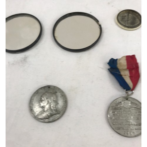 568 - Selection of vintage Royal commerative items to include medals, badges, tin etc