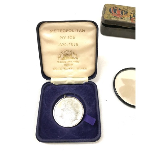 568 - Selection of vintage Royal commerative items to include medals, badges, tin etc