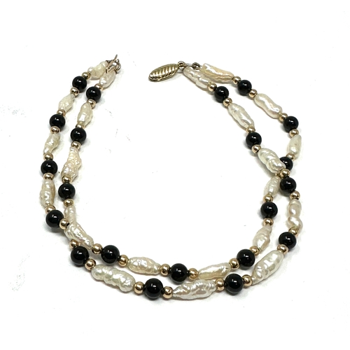 70 - 9ct gold Cultured Freshwater Rice Pearl & black bead with gold spacers bracelet