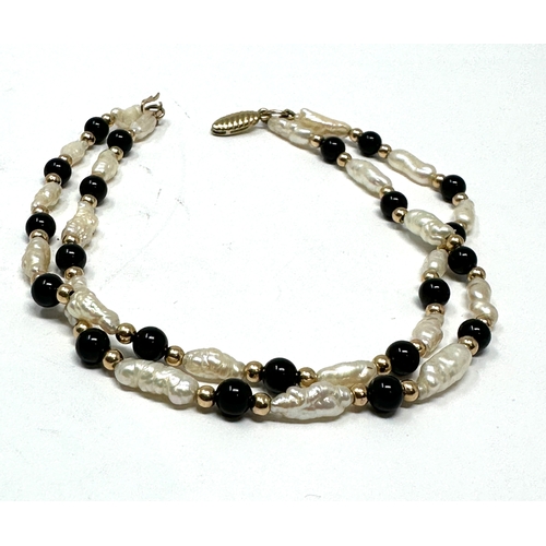 70 - 9ct gold Cultured Freshwater Rice Pearl & black bead with gold spacers bracelet