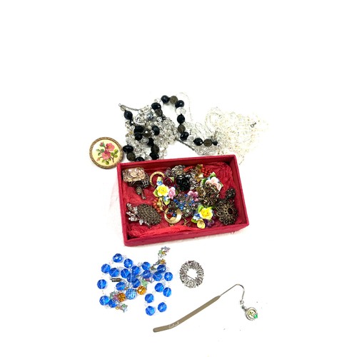 455 - Selection of vintage costume jewellery to include crystal, brooches etc