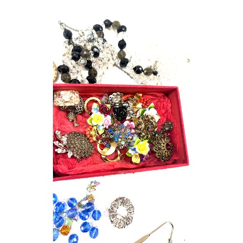 455 - Selection of vintage costume jewellery to include crystal, brooches etc