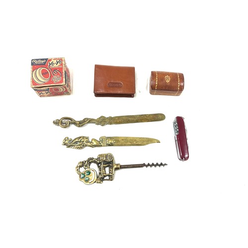 517 - Selection of vintage collectable items to include yo yo, pen knife, brass letter opener etc