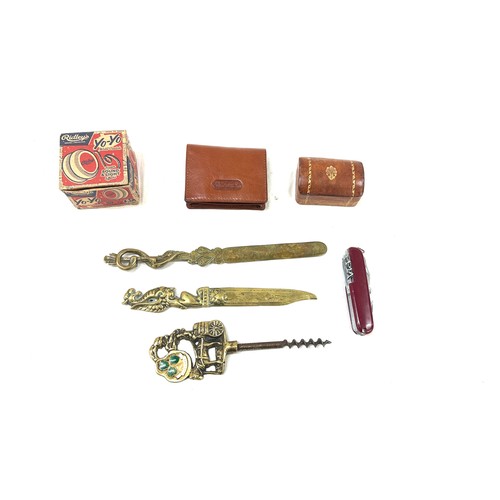 517 - Selection of vintage collectable items to include yo yo, pen knife, brass letter opener etc