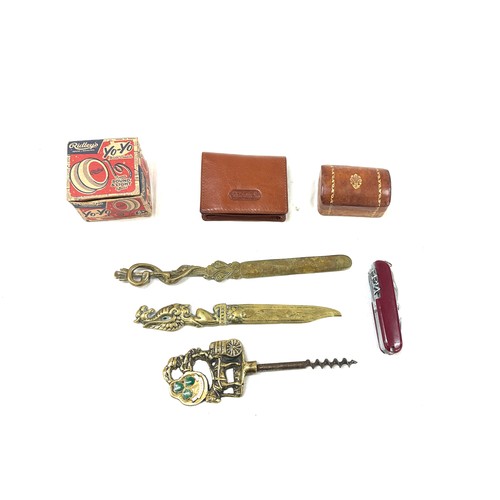 517 - Selection of vintage collectable items to include yo yo, pen knife, brass letter opener etc