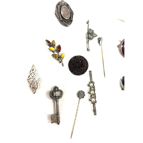 138 - Selection of antique mainly silver items to include brooches etc