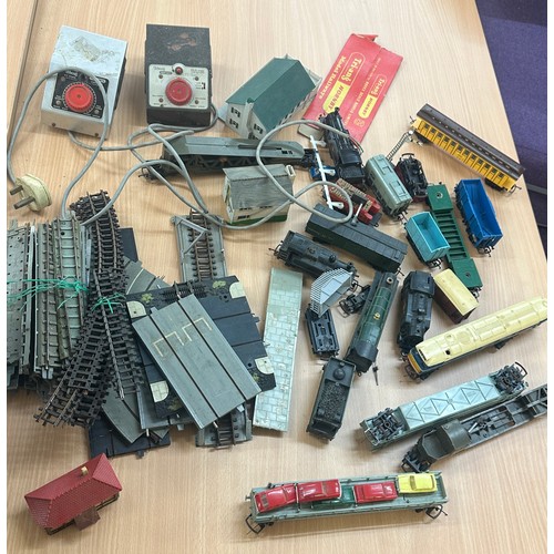 221 - Large selection of train items to include engines, track, accessories etc - A/F