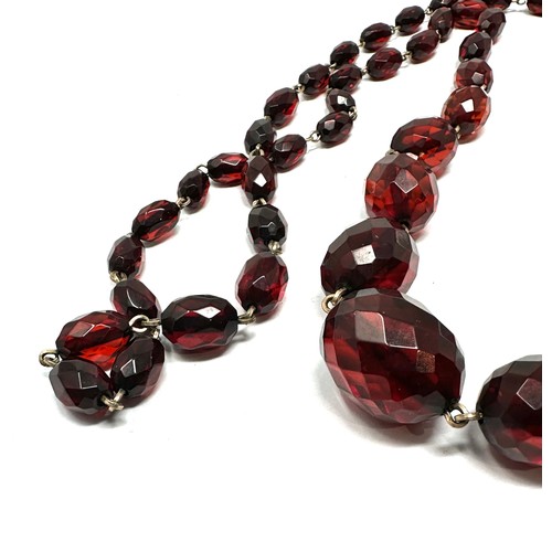 332 - A faceted prystal bakelite bead necklace (38g)