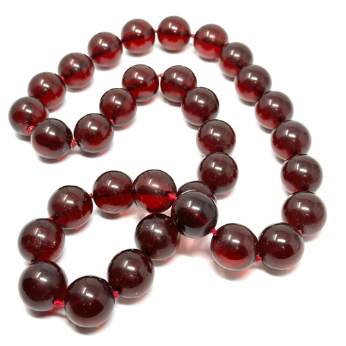 333 - A cherry bakelite bead necklace (168g)