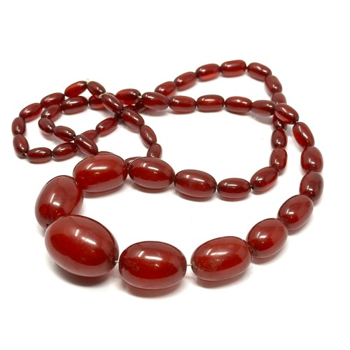 334 - A bakelite bead necklace with internal streaking (60g)