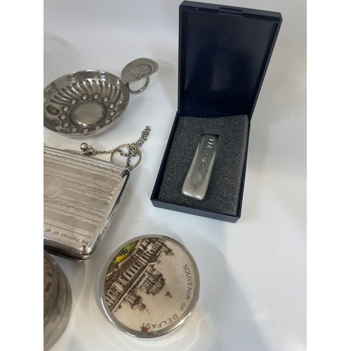 512 - Selection of silver plated items to include cigarette cash, ash tray, cup holder etc