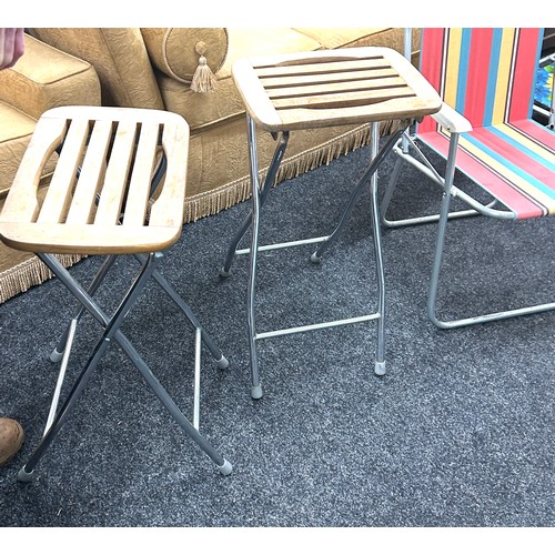 395 - Two folding beach chairs, a sun lounger and two wooden stools