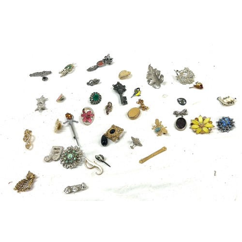 466 - Selection of vintage brooches