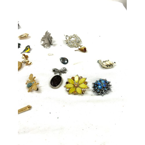 466 - Selection of vintage brooches