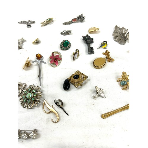 466 - Selection of vintage brooches