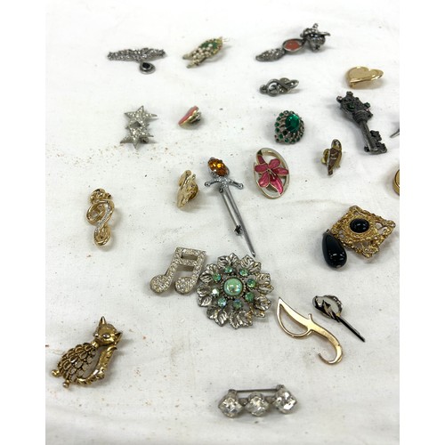 466 - Selection of vintage brooches