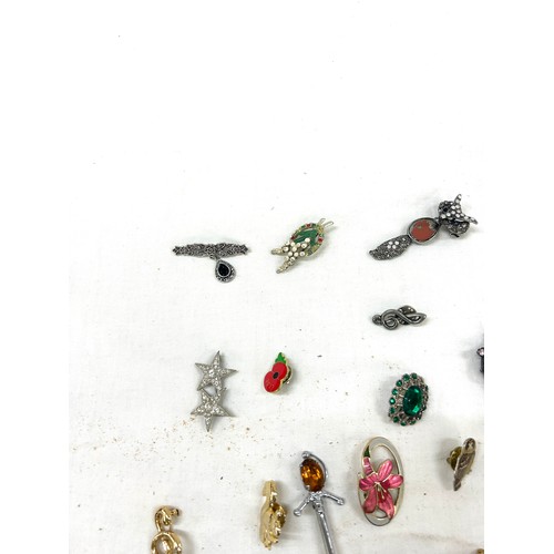 466 - Selection of vintage brooches