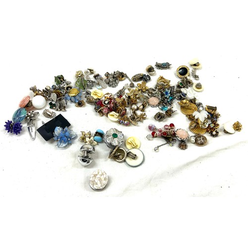 474 - Selection of vintage costume jewellery to include earrings, pins, clips etc