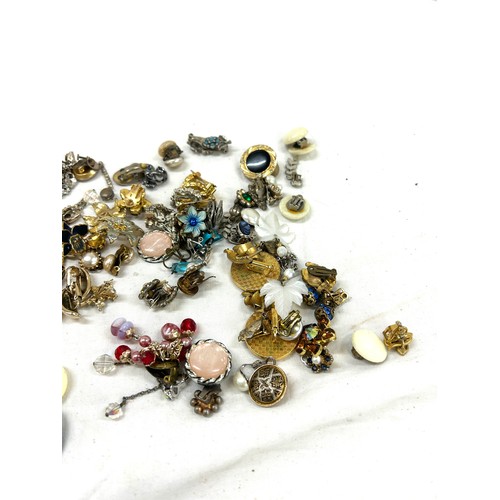 474 - Selection of vintage costume jewellery to include earrings, pins, clips etc