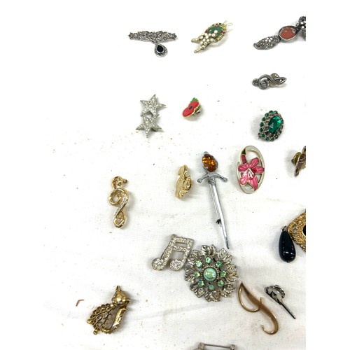 466 - Selection of vintage brooches