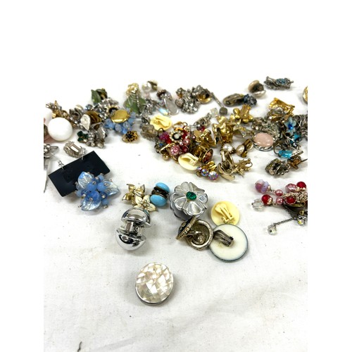 474 - Selection of vintage costume jewellery to include earrings, pins, clips etc