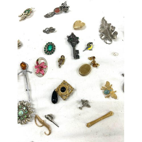 466 - Selection of vintage brooches