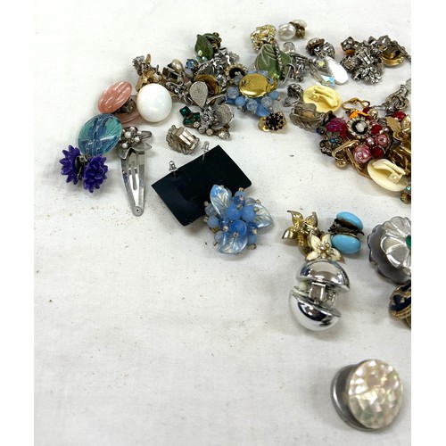 474 - Selection of vintage costume jewellery to include earrings, pins, clips etc