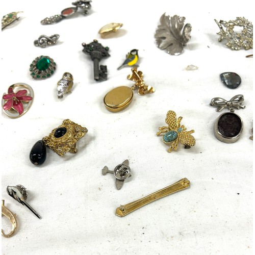 466 - Selection of vintage brooches