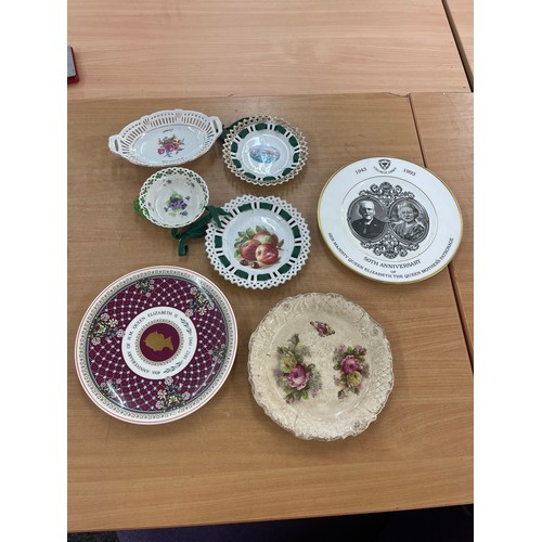 288 - Selection of collectors plates to include ribboned and two plates Church Army 50th anniversary Queen... 