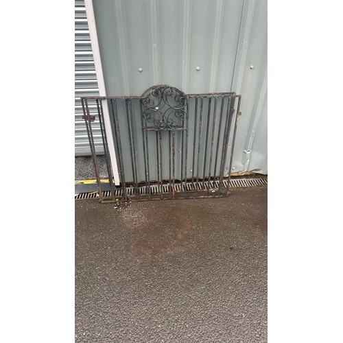 100U - Pair of cast iron gates measures approx 35 inches tall by 42 inches wide