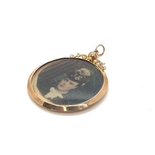 595 - 9ct gold victorian locket diameter 3.4 cm