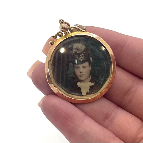 595 - 9ct gold victorian locket diameter 3.4 cm