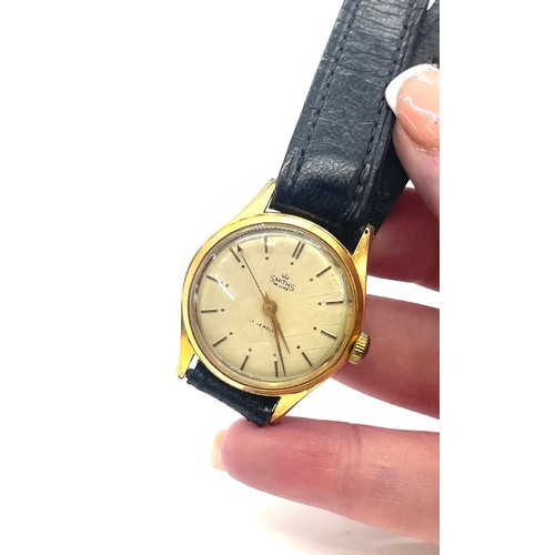 578 - Smiths deluxe gents 17 jewels wristwatch gold tone front winds up and ticks, no warranty given