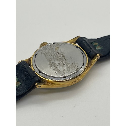 578 - Smiths deluxe gents 17 jewels wristwatch gold tone front winds up and ticks, no warranty given