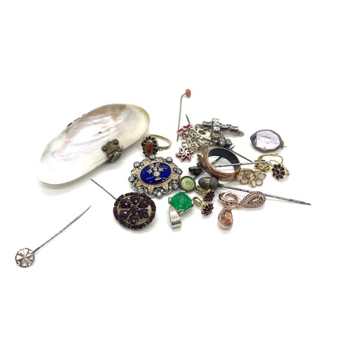 592 - Assorted antique jewellery to include 9ct gold ring, silver earrings, garnet brooch, shell purse etc