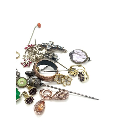 592 - Assorted antique jewellery to include 9ct gold ring, silver earrings, garnet brooch, shell purse etc