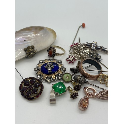 592 - Assorted antique jewellery to include 9ct gold ring, silver earrings, garnet brooch, shell purse etc