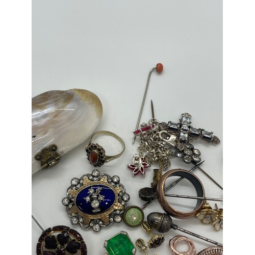 592 - Assorted antique jewellery to include 9ct gold ring, silver earrings, garnet brooch, shell purse etc