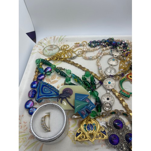 450A - Tray of costume jewellery