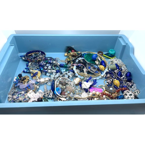 460A - Tray of costume jewellery