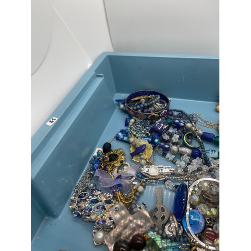 460A - Tray of costume jewellery