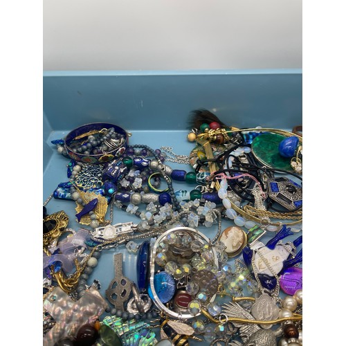 460A - Tray of costume jewellery